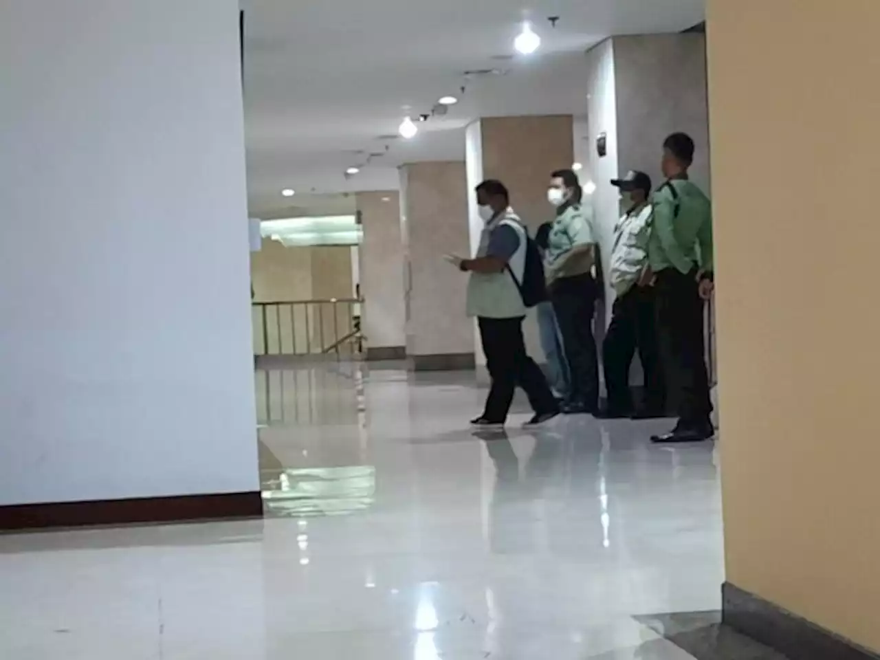 Keluar dari Gedung DPRD DKI, KPK Bawa Sejumlah Koper