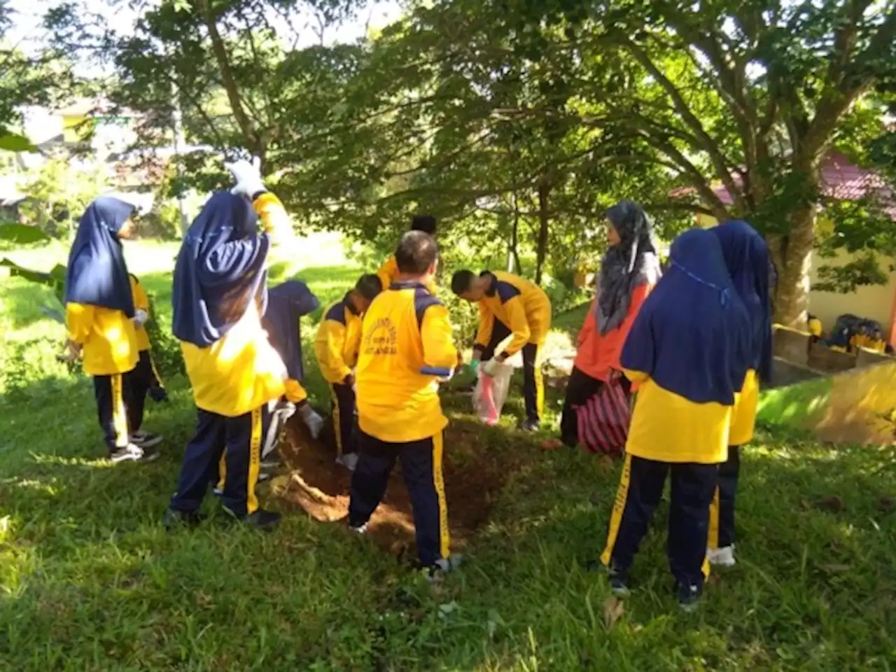 Sulap Sampah Jadi Barang Berharga