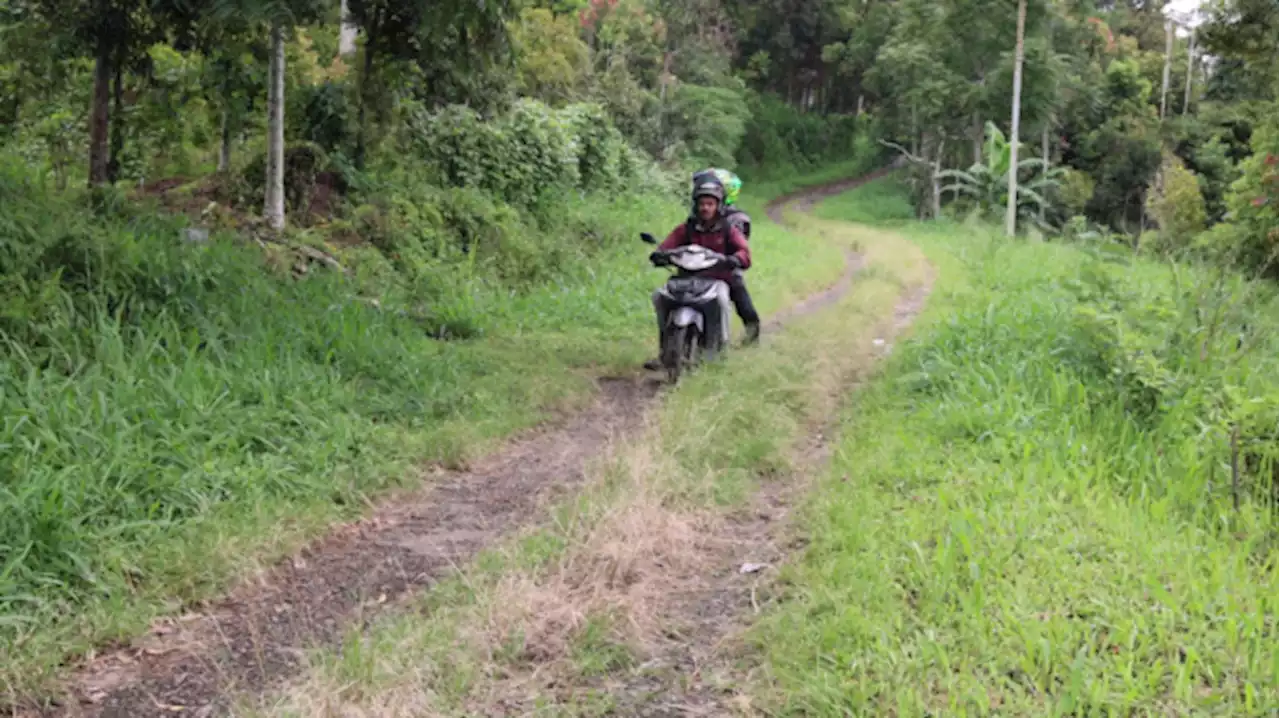 Warga Impikan Jalan Bagus Kepala Bandar Banyak Rusak