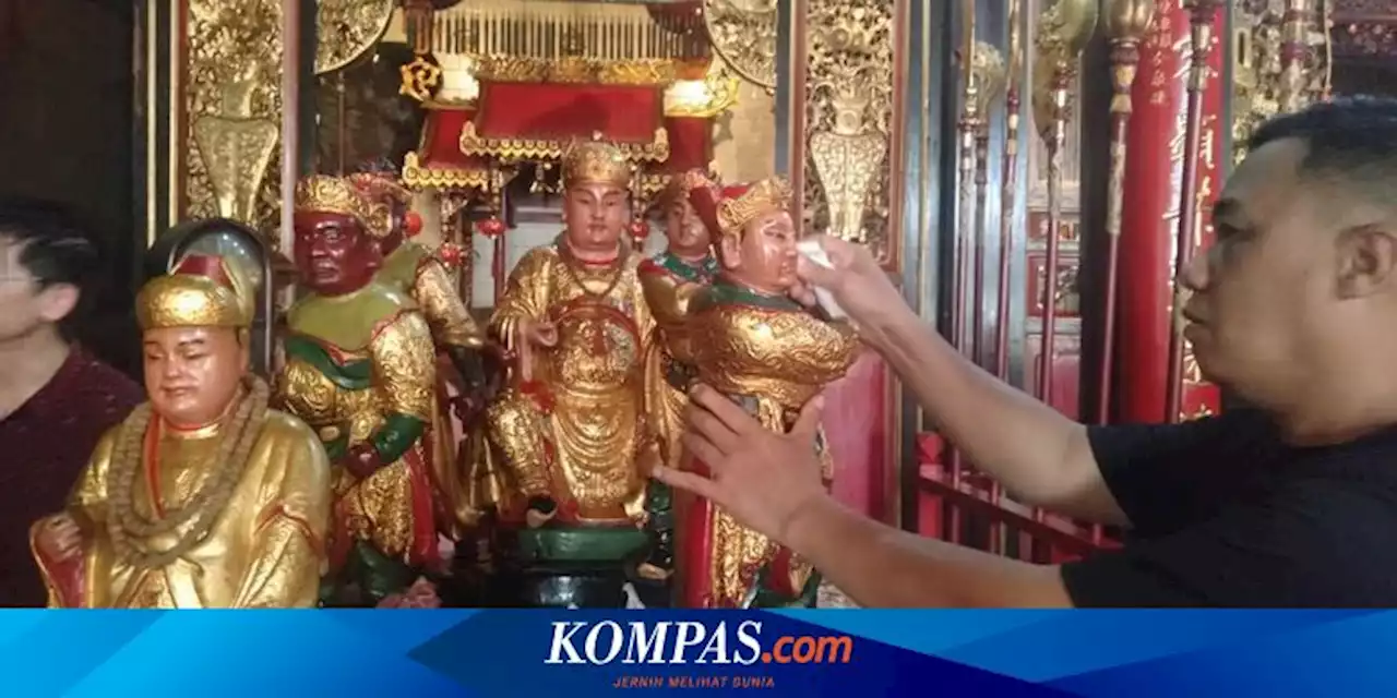 Jelang Perayaan Imlek, Kelenteng di Semarang Ini Bersihkan Ratusan Patung Dewa-dewi