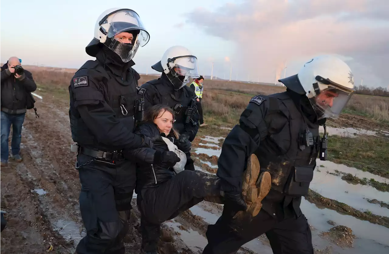 Greta Thunberg, desalojada por la Policía de la protesta contra la expansión de la mina en Lützerath (Alemania)