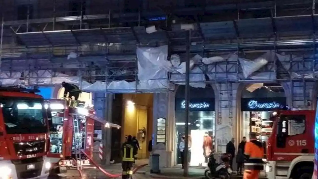 Milano, a fuoco palazzo storico nella centralissima via Manzoni: evacuate 20 persone fra cui una bambina