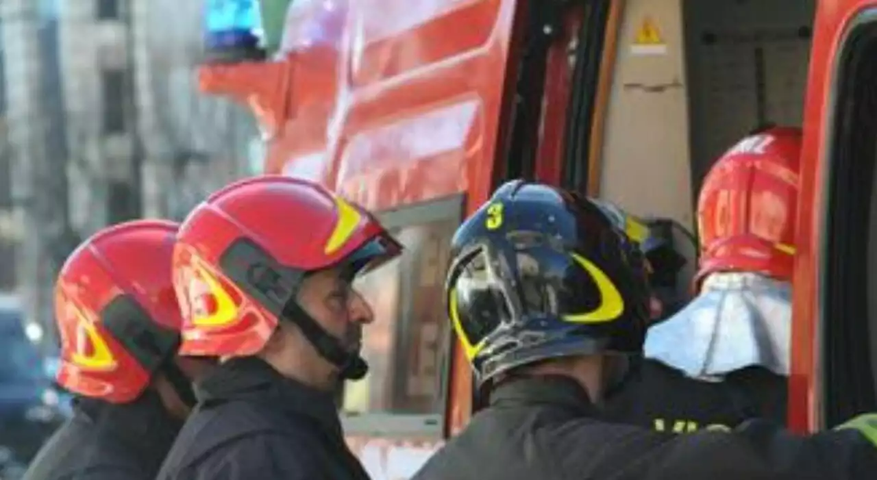 Incendio a Milano, a fuoco un palazzo storico di fine '800: paura ma nessun ferito