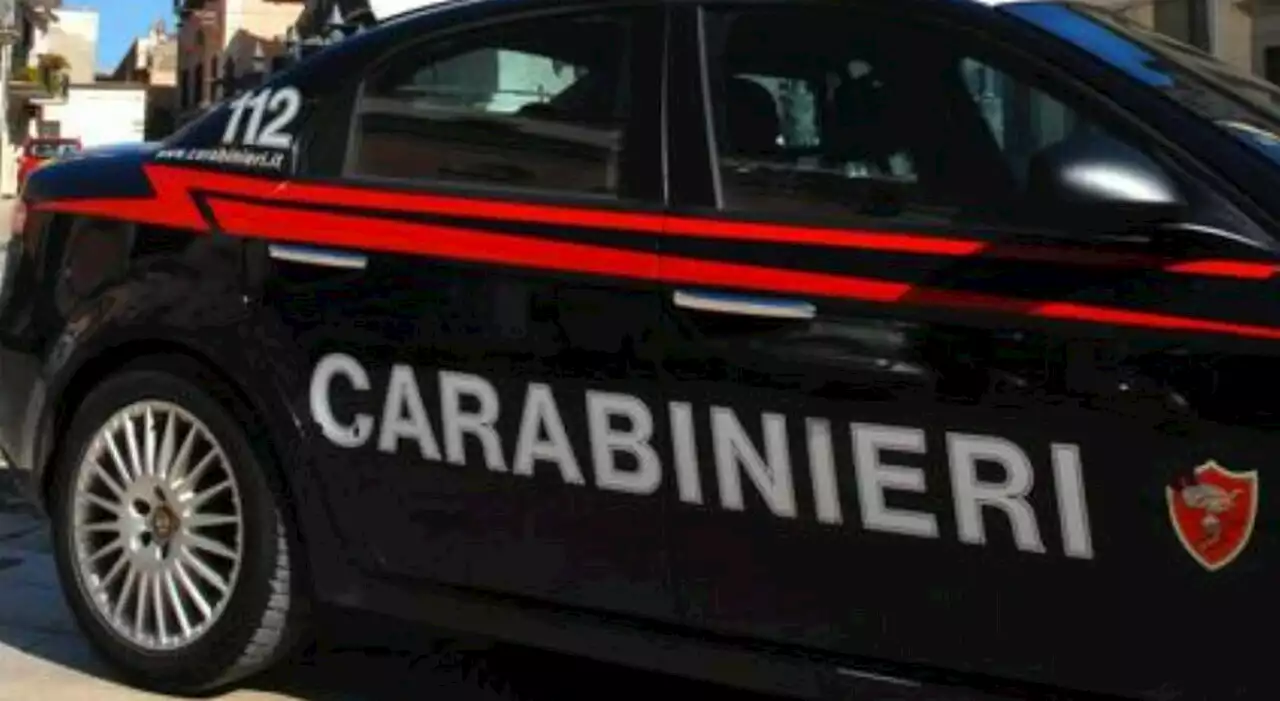 Lite in famiglia, un uomo morto impiccato: marito e moglie gravemente feriti. Mistero nel modenese