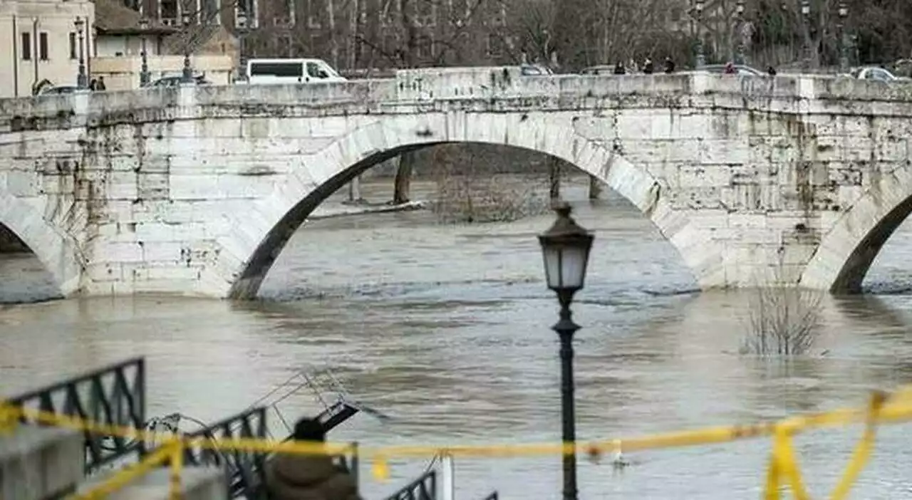 Maltempo, allerta meteo in mezza Italia: a Roma chiuse le banchine del Tevere