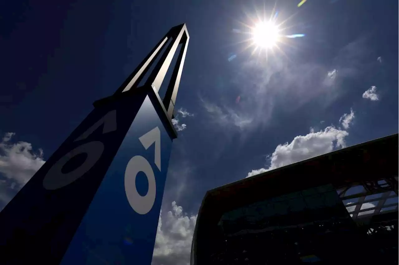 Play to resume at Australian Open after extreme heat break