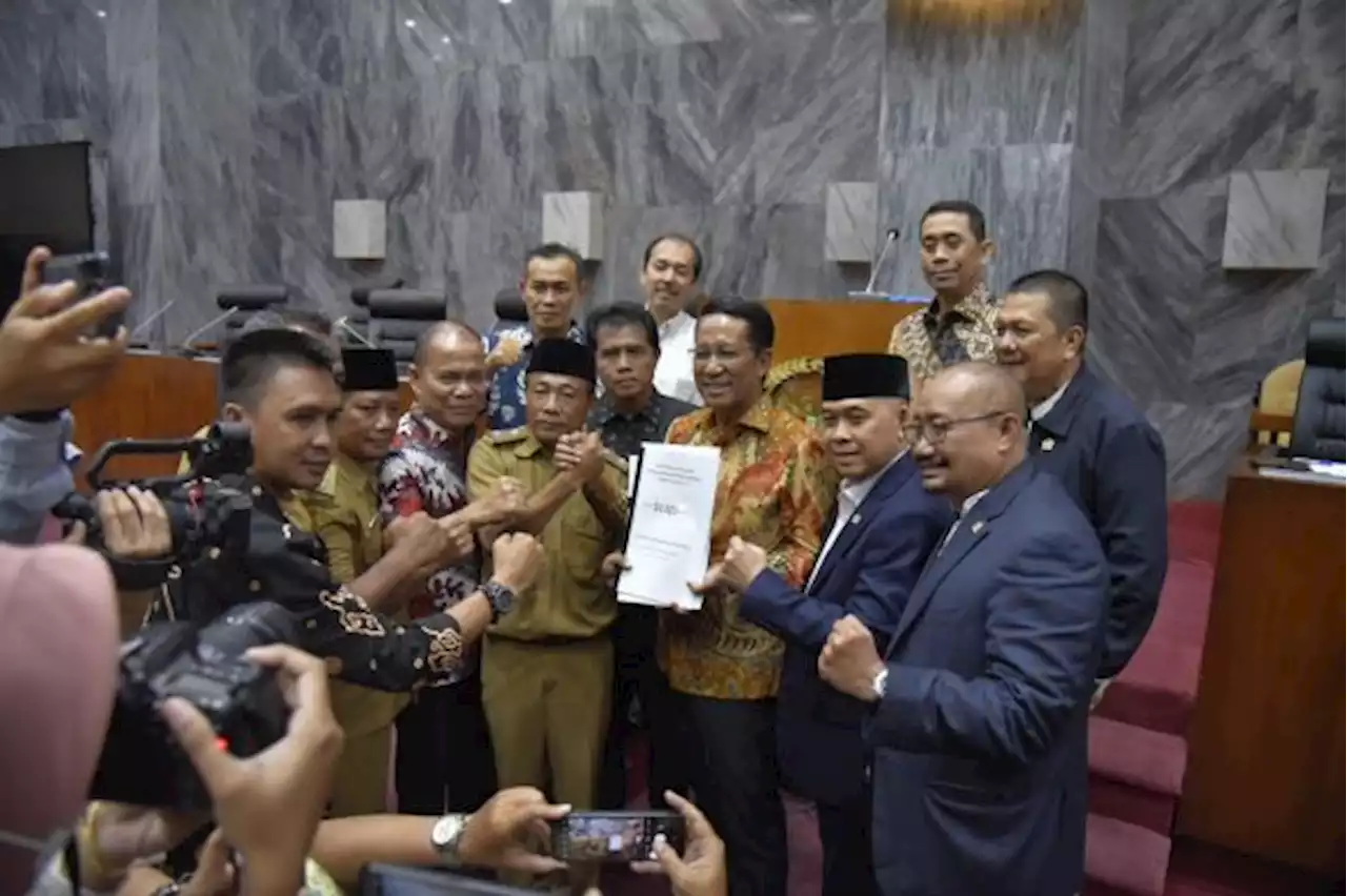 Hergun Turut Temui Massa Kepala Desa yang Tuntut Masa Jabatan 9 Tahun