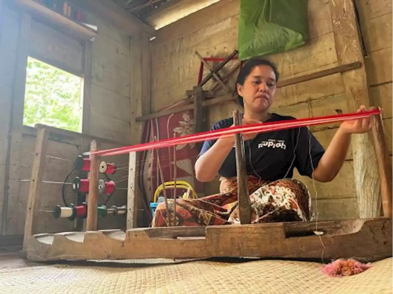 Perempuan Pembuat Ulos di Danau Toba, Penjaga Budaya Batak