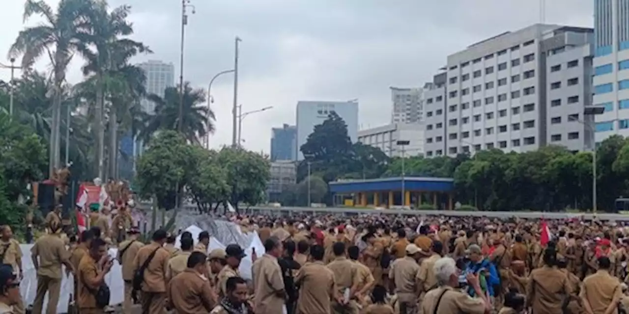 Ribuan Kepala Desa Demo Depan DPR, Tuntut Masa Jabatan Diperpanjang jadi 9 Tahun | merdeka.com