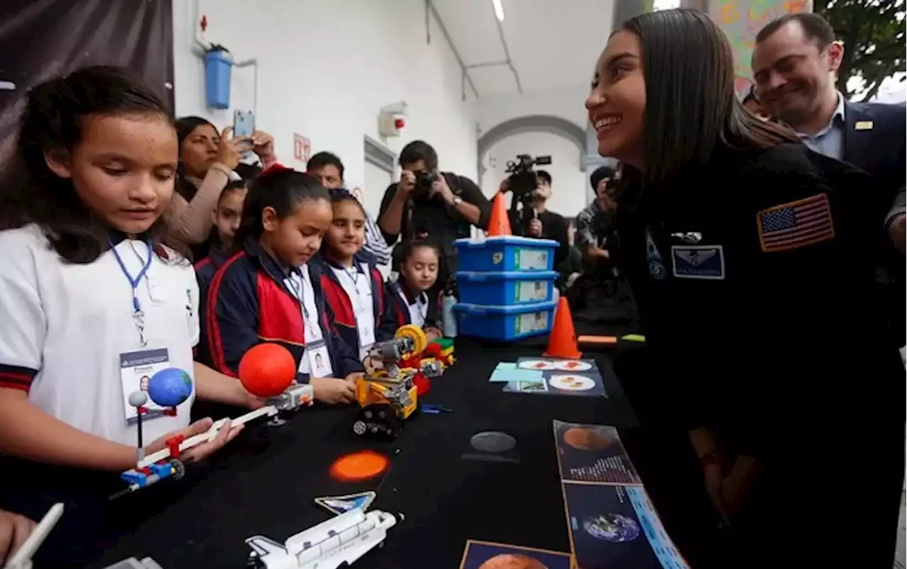 Katya Echazarreta visita la escuela secundaria mixta 56 en Guadalajara