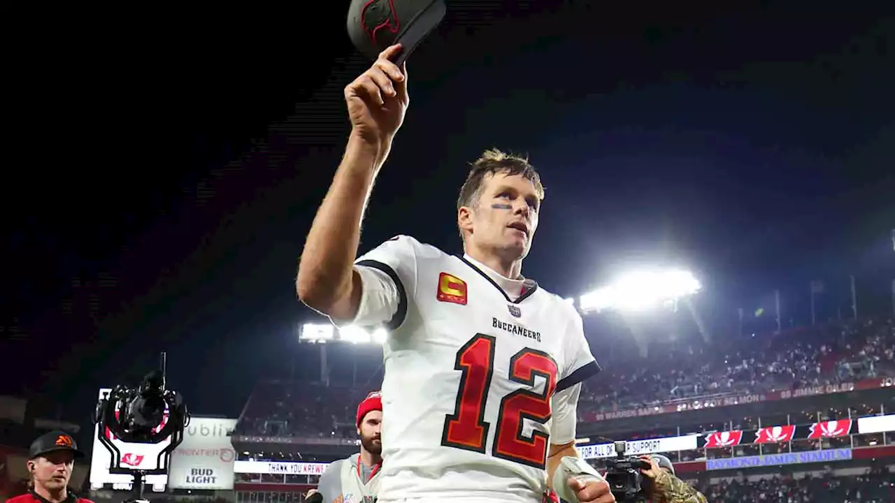 Tom Brady Tips Cap to Fans, Thanks Media After Bucs' Loss to Cowboys