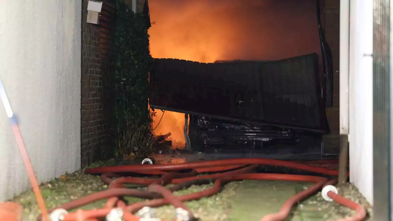 Garage en auto in vlammen op: bewoner (93) stond op punt auto te verkopen