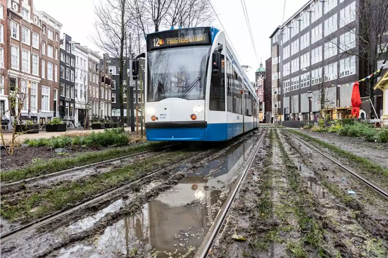 Het Postzegelpark: de grasmat is een modderbad, de fontein een vuilnisbak