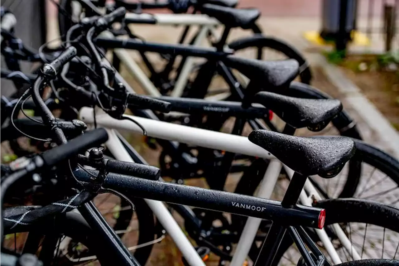 Lezers over de kritiek op e-bikes: ‘Stop met het generaliseren van alle VanMoofrijders’