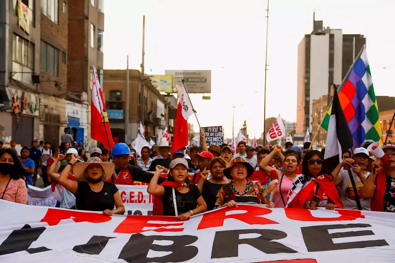 Las protestas avanzan hacia el norte en Perú con piquetes, bloqueo de carreteras y más represión