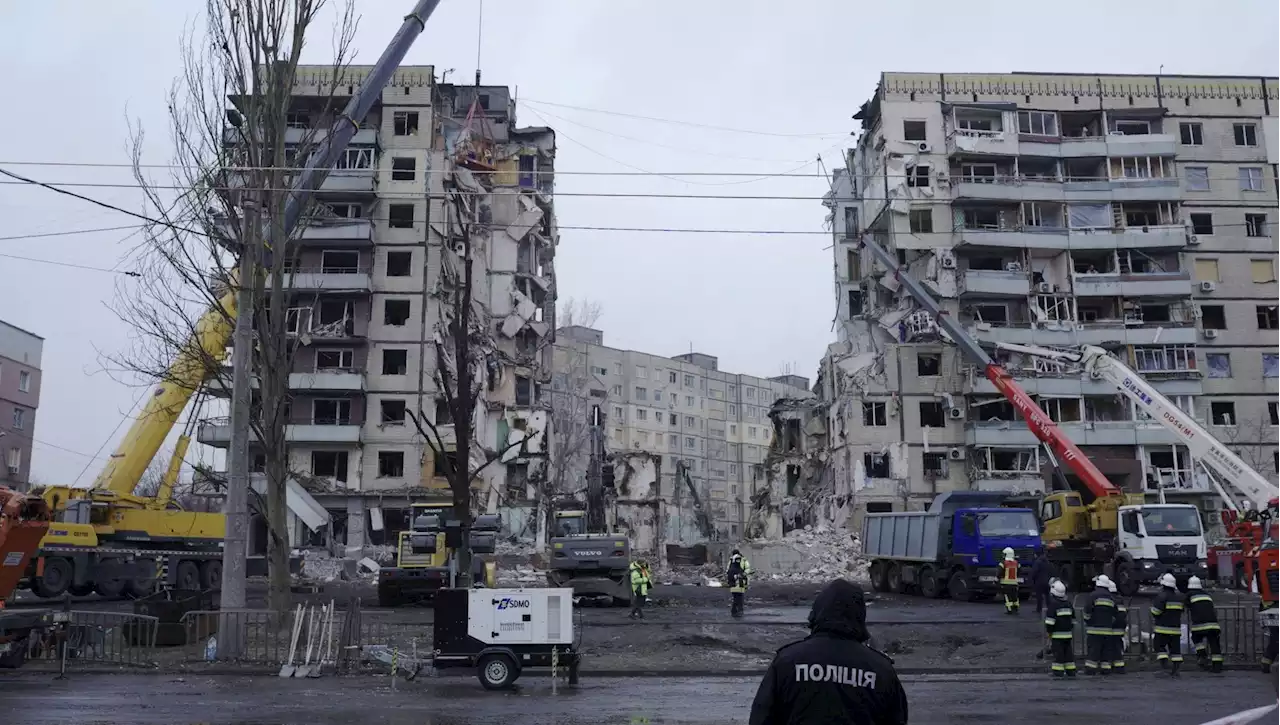 Ucraina, nel palazzo sventrato lungo il fiume Dnipro: 'Famiglie distrutte, ci resta solo il dolore'