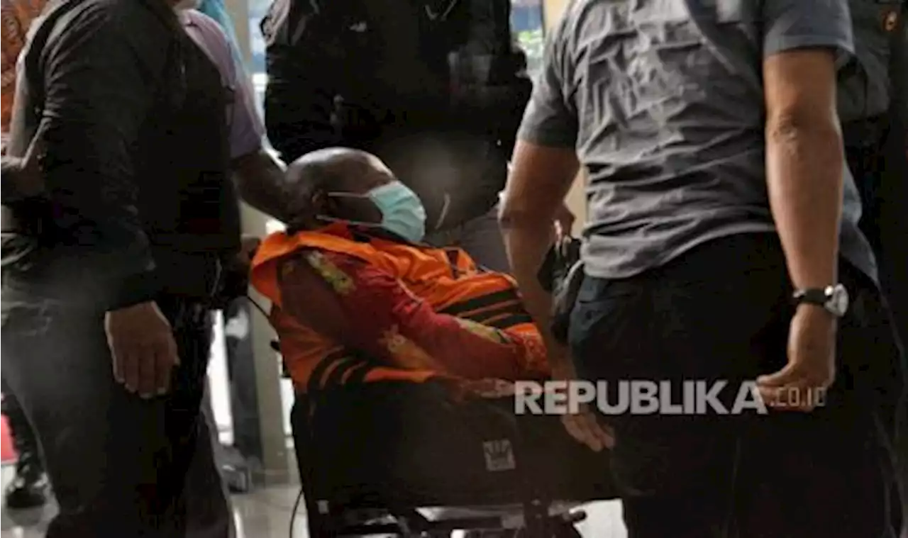 Lukas Enembe Dibawa ke RSPAD untuk Konsultasi Kesehatan |Republika Online