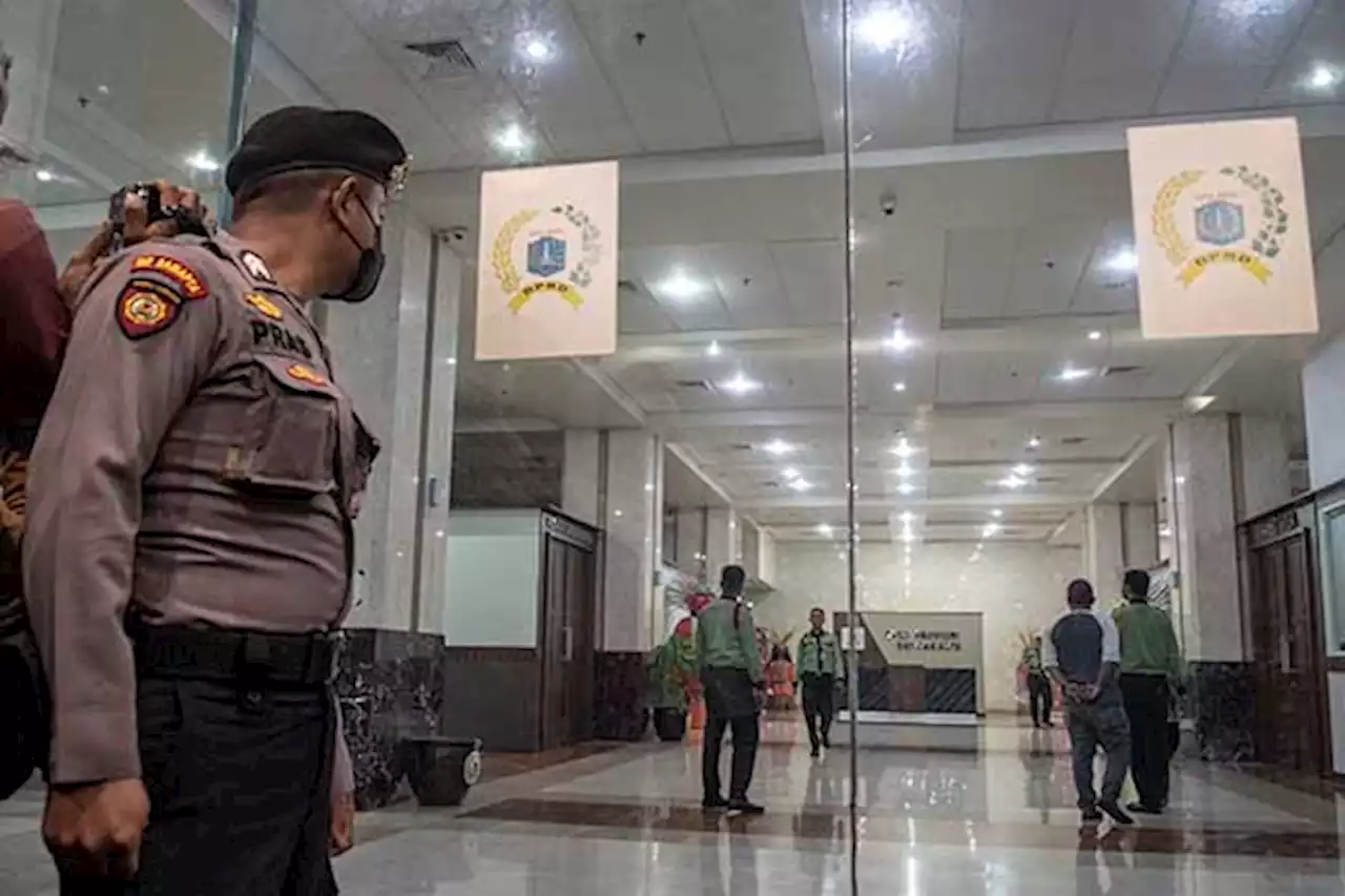 KPK Bawa 7 Koper Barang Bukti Usai Geledah Gedung DPRD DKI Jakarta