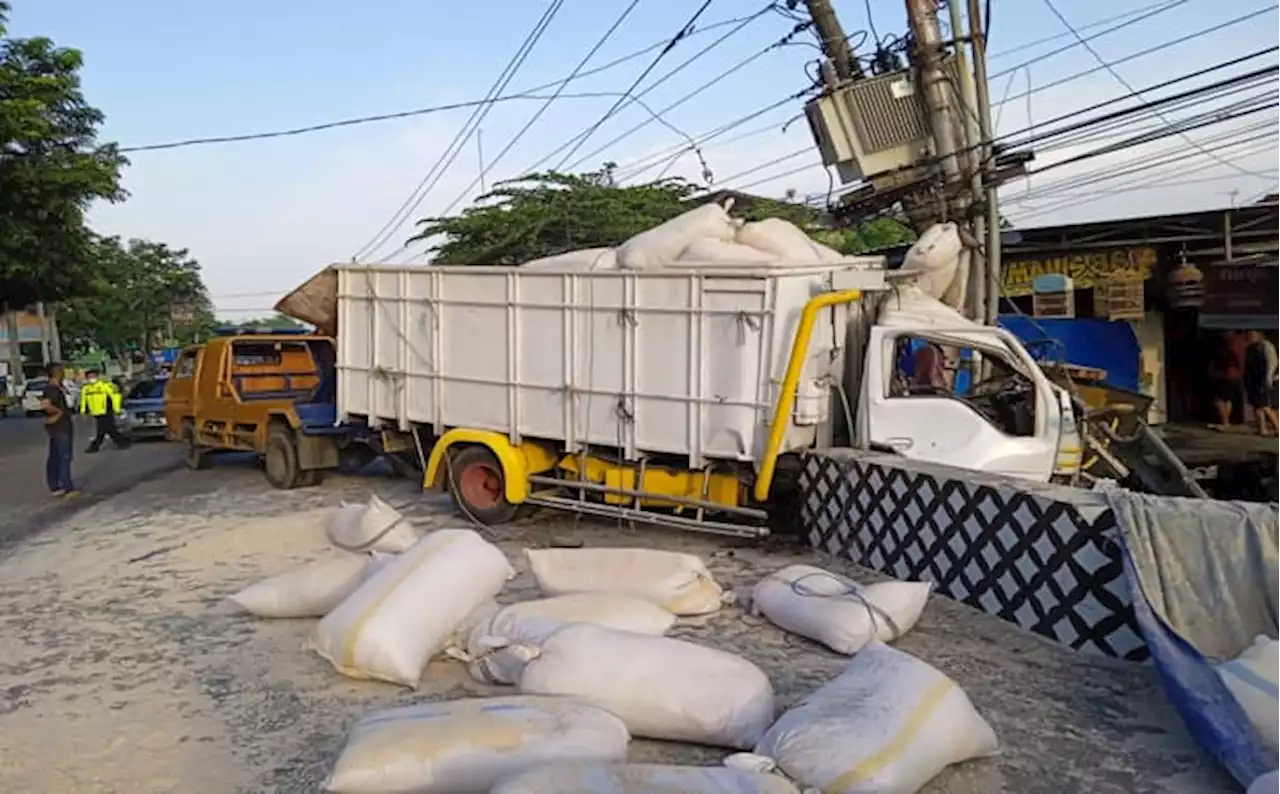 Sopir Mengantuk, Truk Pengangkut Gaplek Tabrak Tiang Listrik di Karanganyar