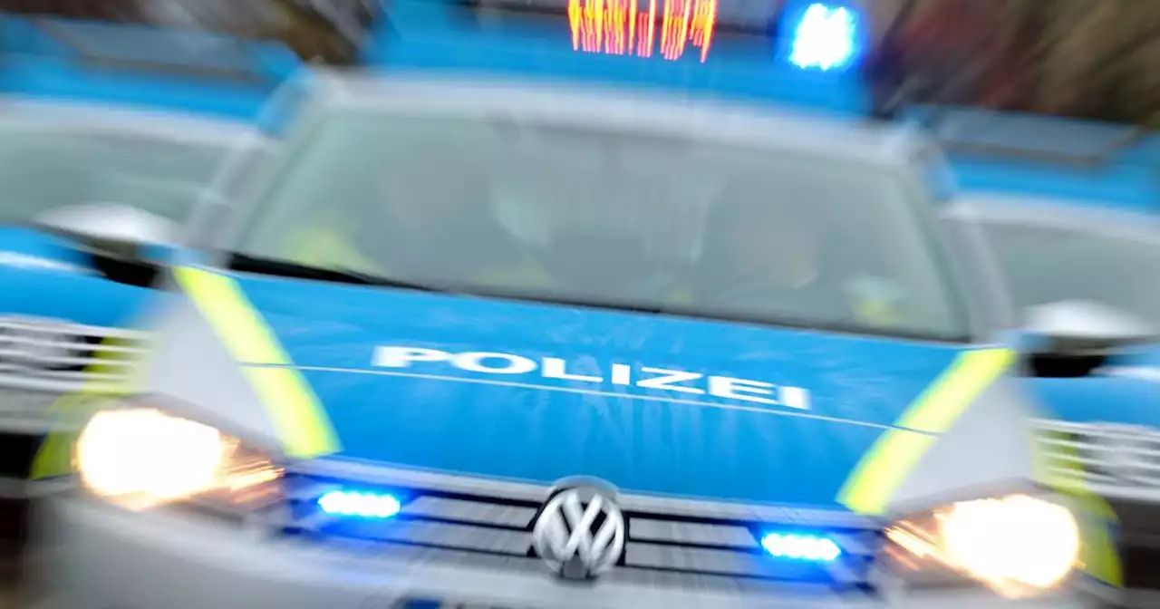 Straße lange gesperrt: Schwerer Unfall in Großrosseln – Fußgängerin schwebt in Lebensgefahr