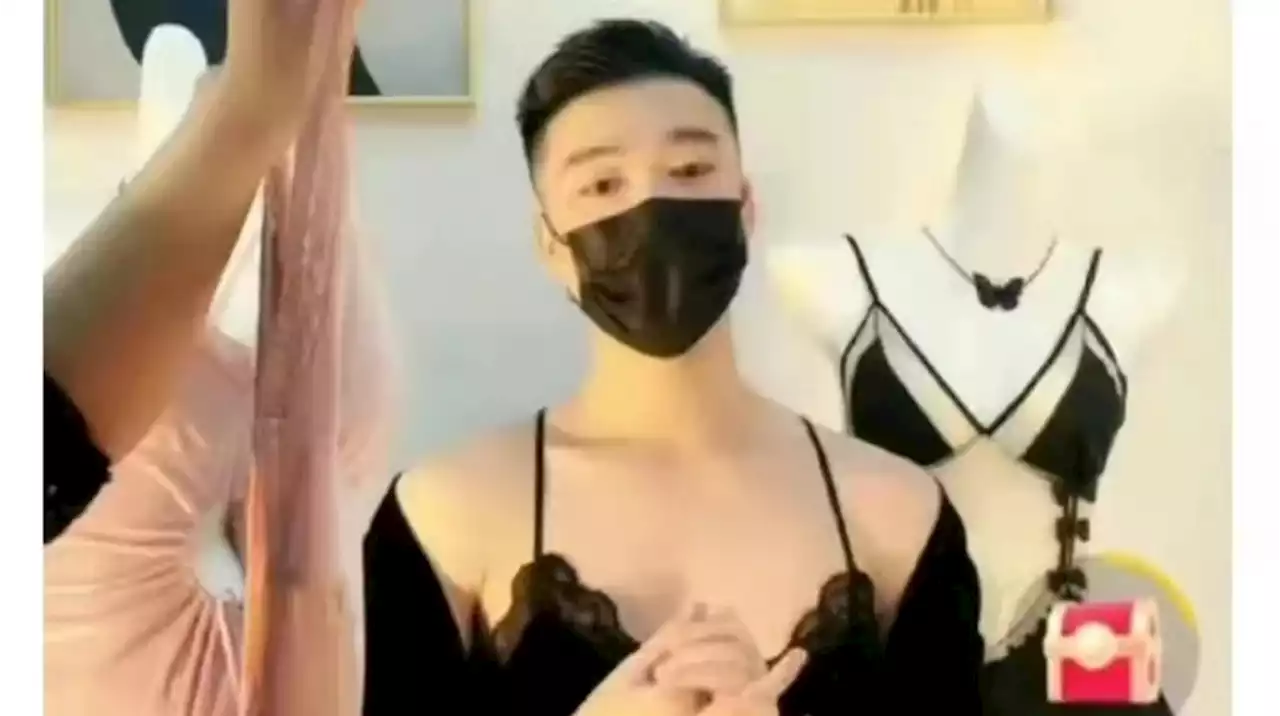 China: los hombres tienen que modelar lencería femenina porque para las mujeres está prohibido