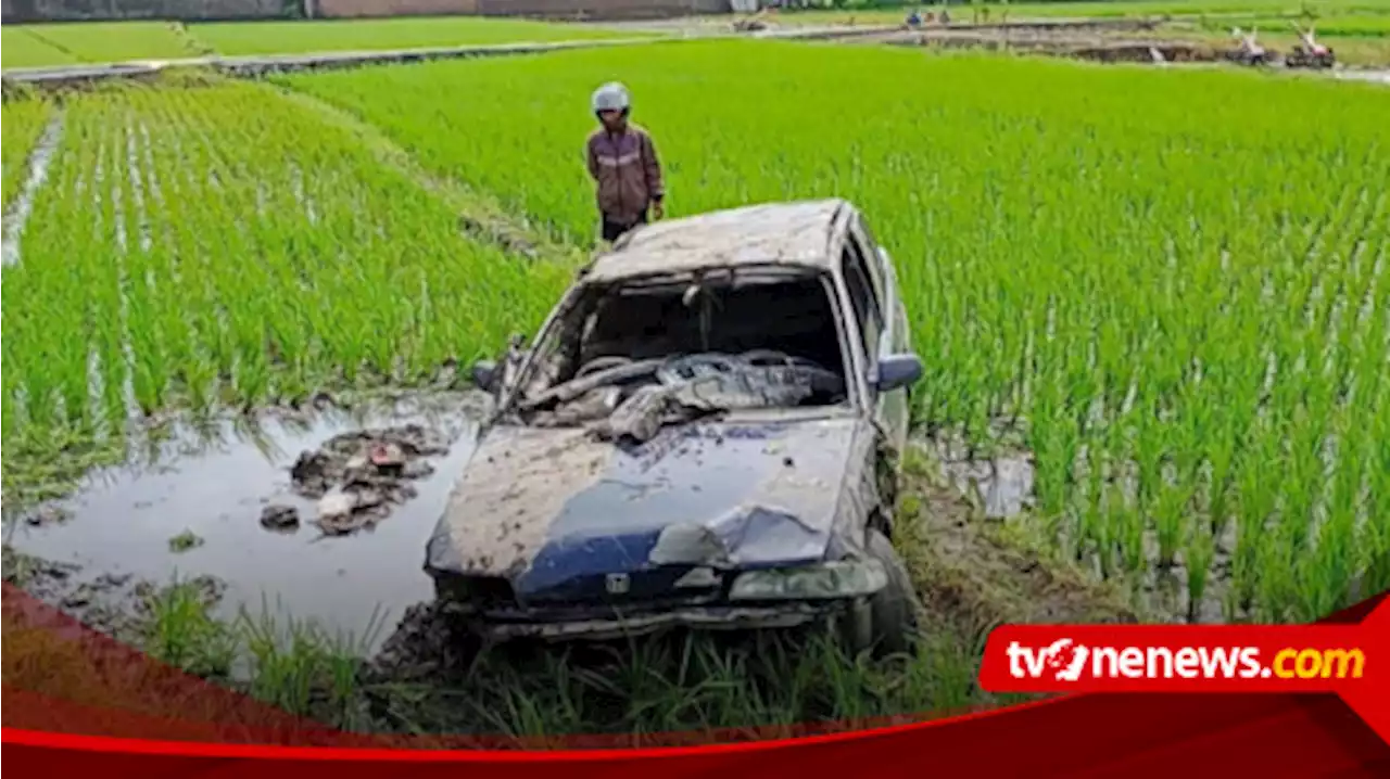 Sopir Mengantuk, Mobil Sedan Tabrak Tiang Telepon dan Terjun ke Sawah di Klaten