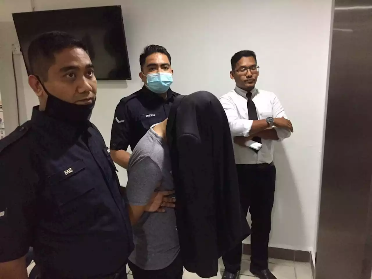 Pengawal keselamatan mengaku tidak bersalah ugut polis