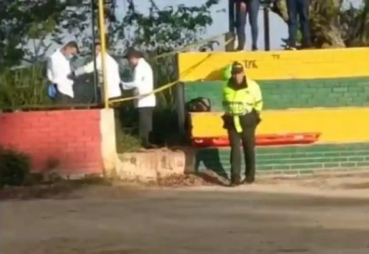 Hallaron cuerpo sin vida de una mujer en una cancha de fútbol de Bucaramanga