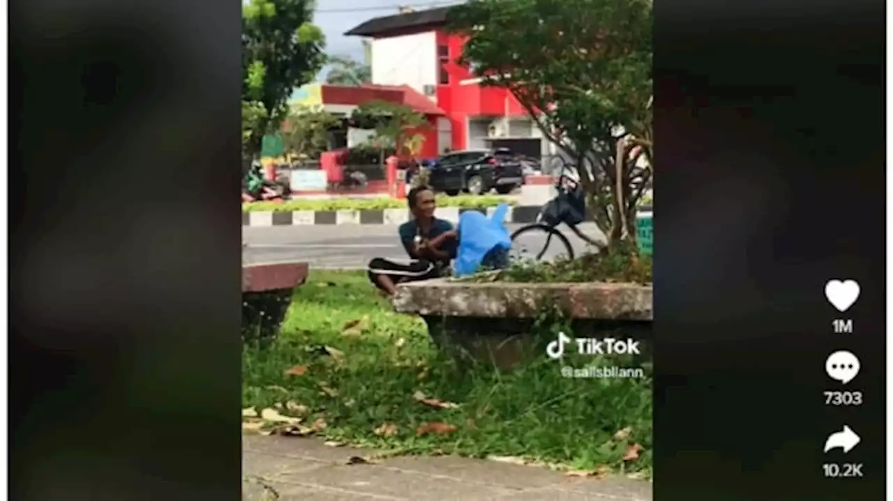 Video Viral Anak Perempuan Sholat di Pinggir Jalan Pakai Mukena Plastik, Warganet: Merasa Tertampar