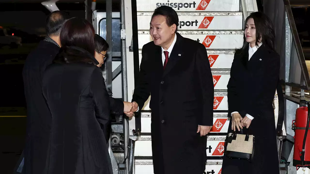 두바이 통치자 만난 尹 '동반자 될 것'...스위스 일정 시작