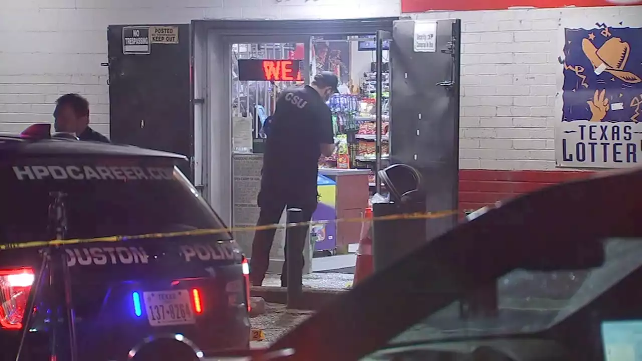 Drive-by shooting leaves 4 people injured outside northeast Houston convenience store, HPD says