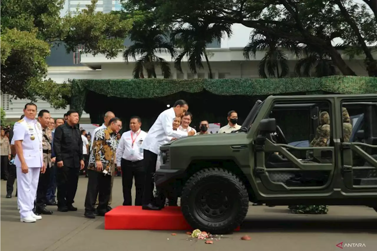 Jokowi menamai kendaraan taktis produksi dalam negeri 'Maung'