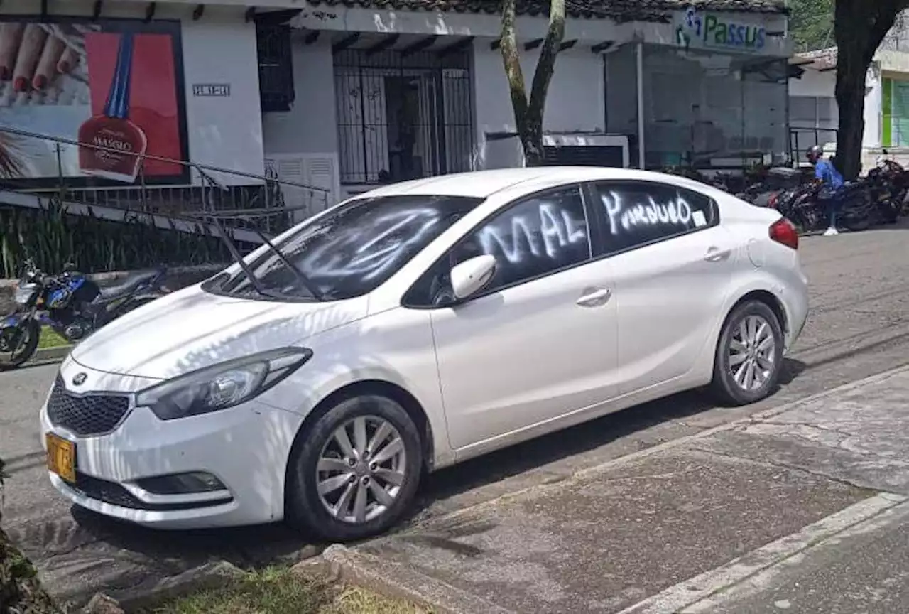 Hombre pintó con aerosol un vehículo que parquearon frente a su casa en Ibagué