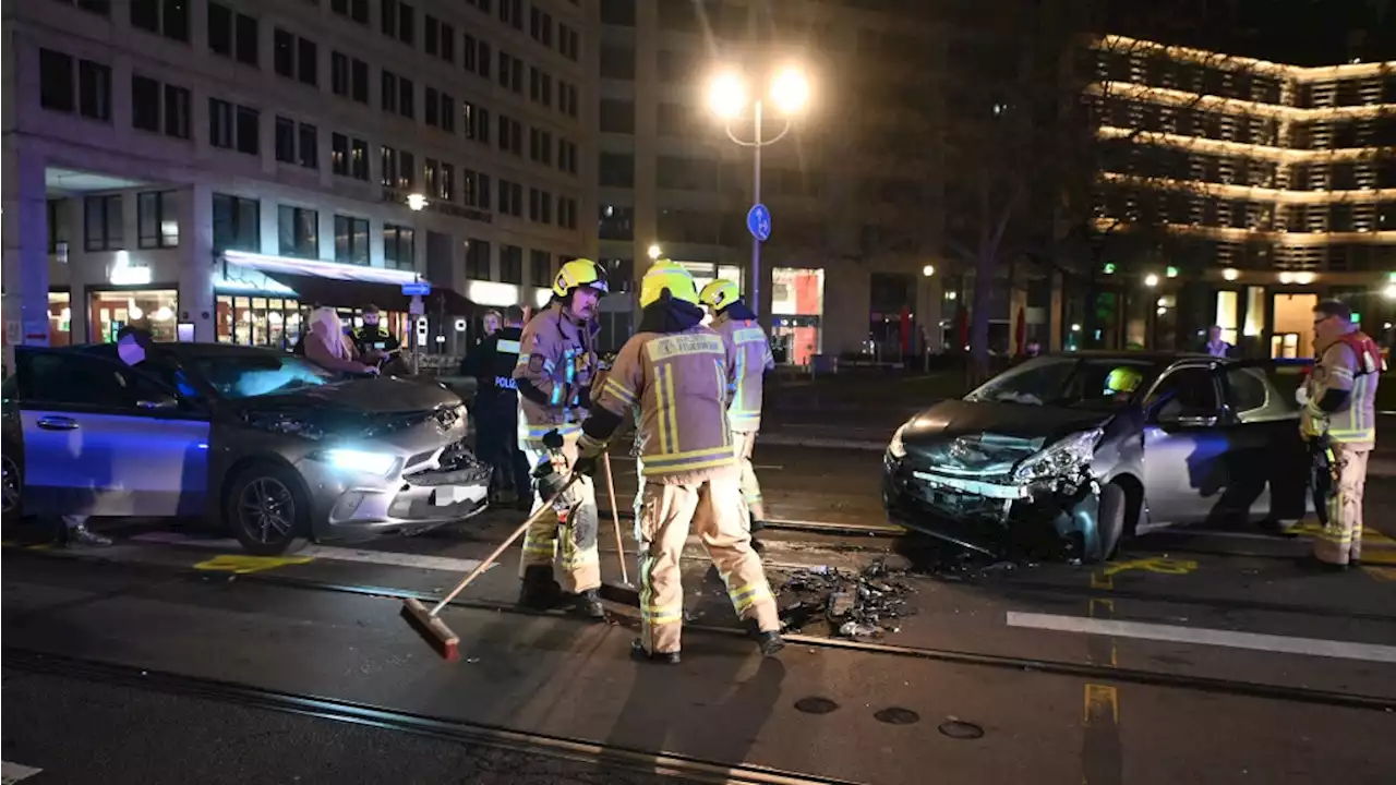 Frontal-Crash! Mercedes-Fahrerin kracht in Gegenverkehr