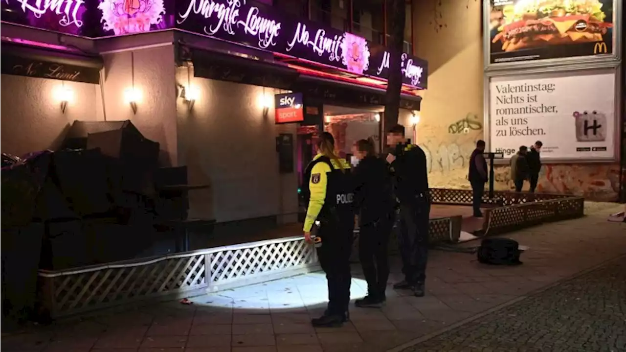 Ein Schwerverletzter durch Schüsse vor Bar