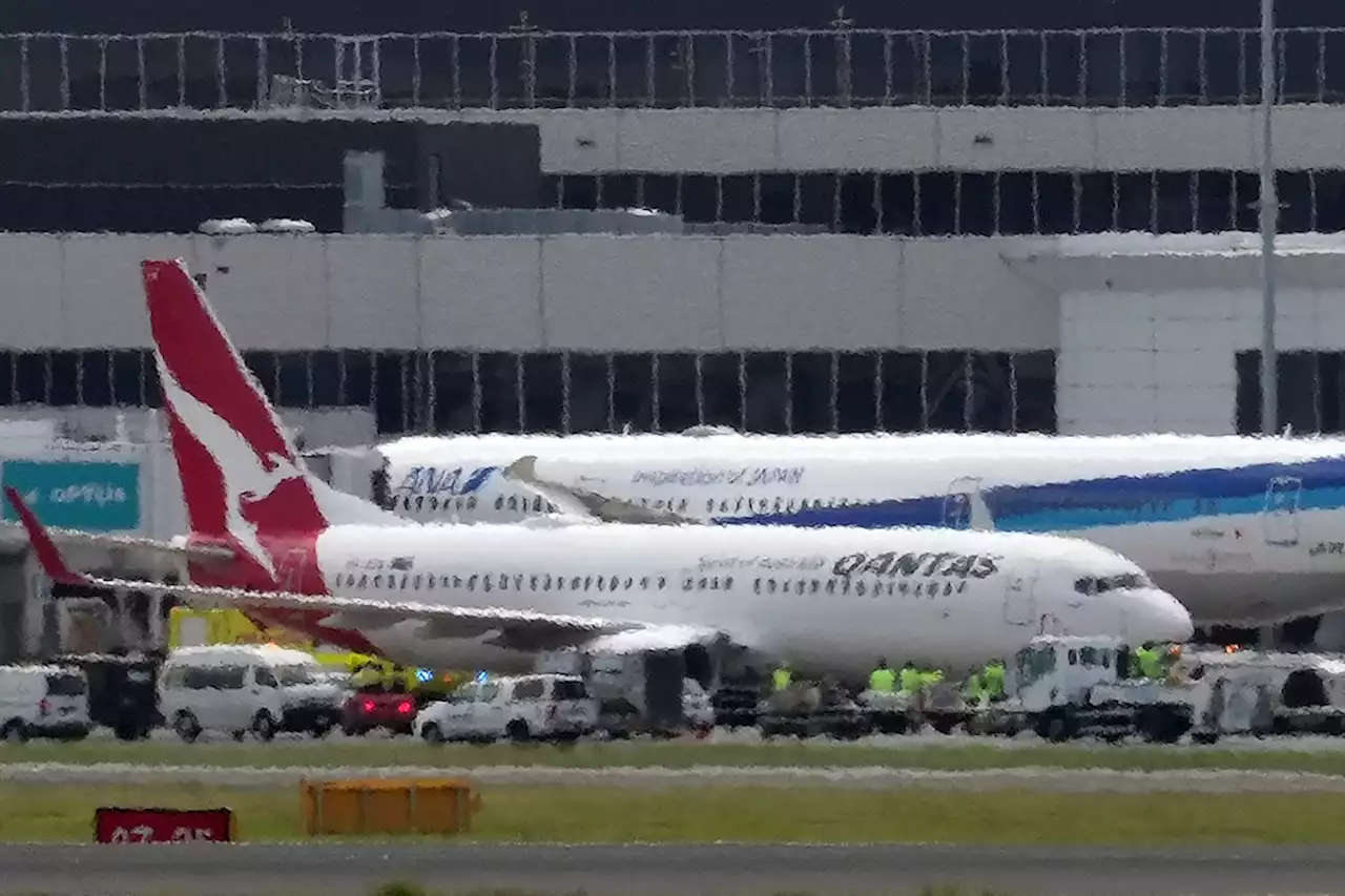 Australie : un avion de la compagnie Qantas atterrit en urgence après une alerte en plein vol (vidéo)