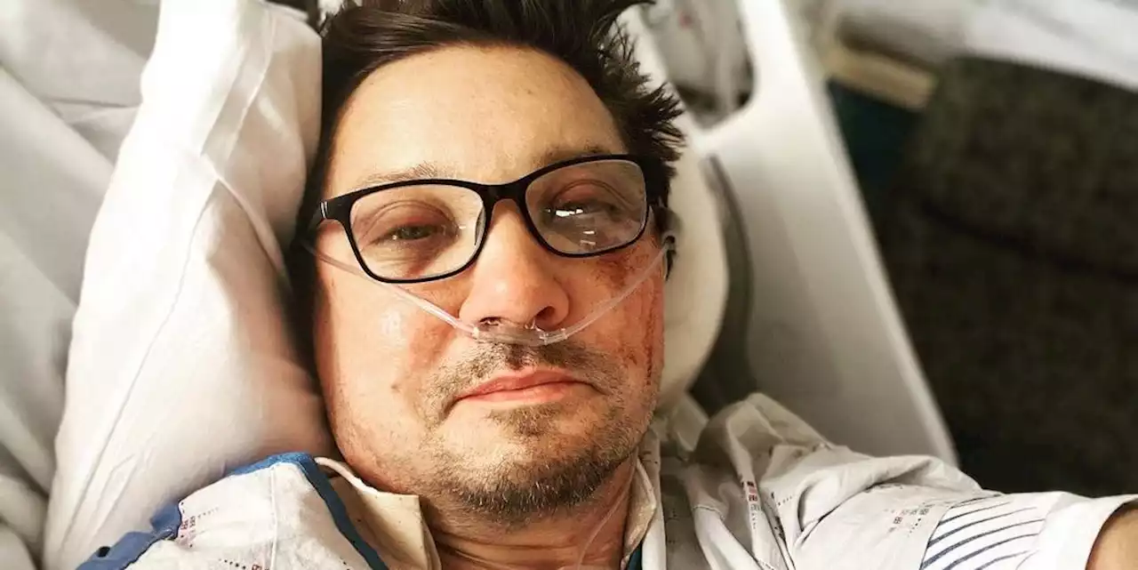 Jeremy Renner torna a casa dopo l'incidente: «Ci vorranno due anni per riprendersi»