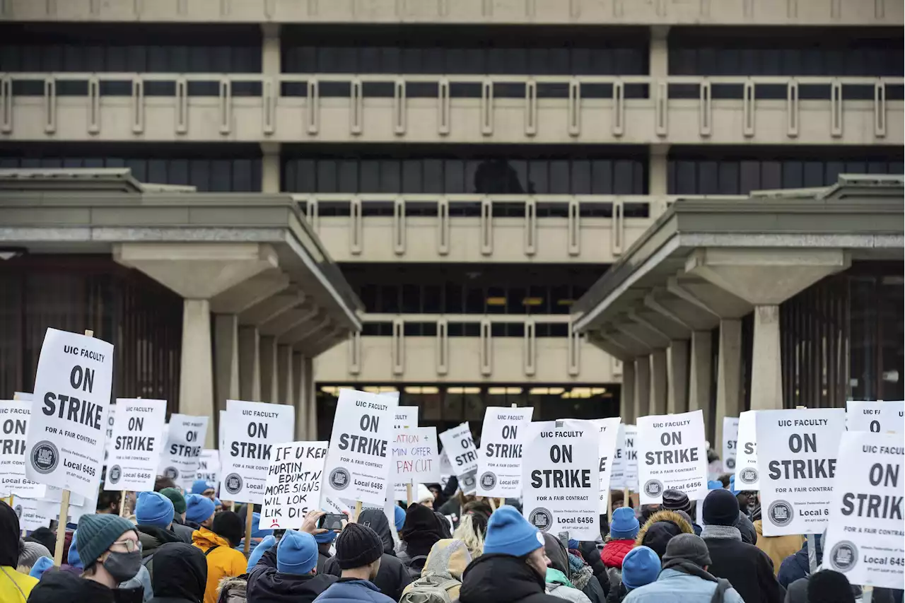 UIC instructors hit the picket lines