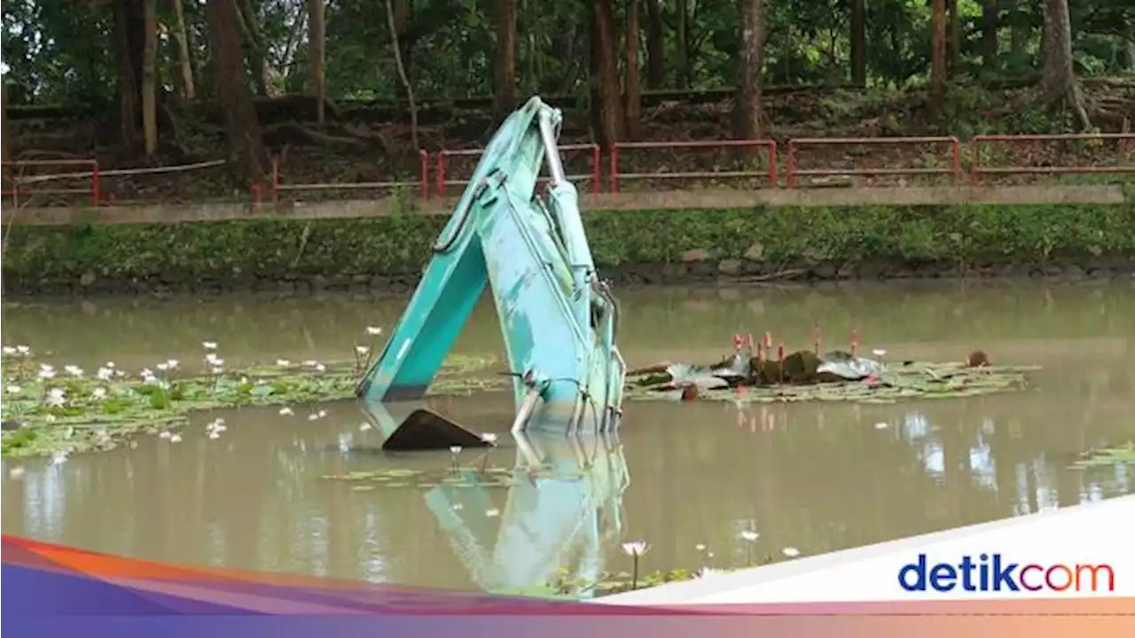 Ekskavator 'Penghuni' Danau Kebun Buah Mangunan Bantul