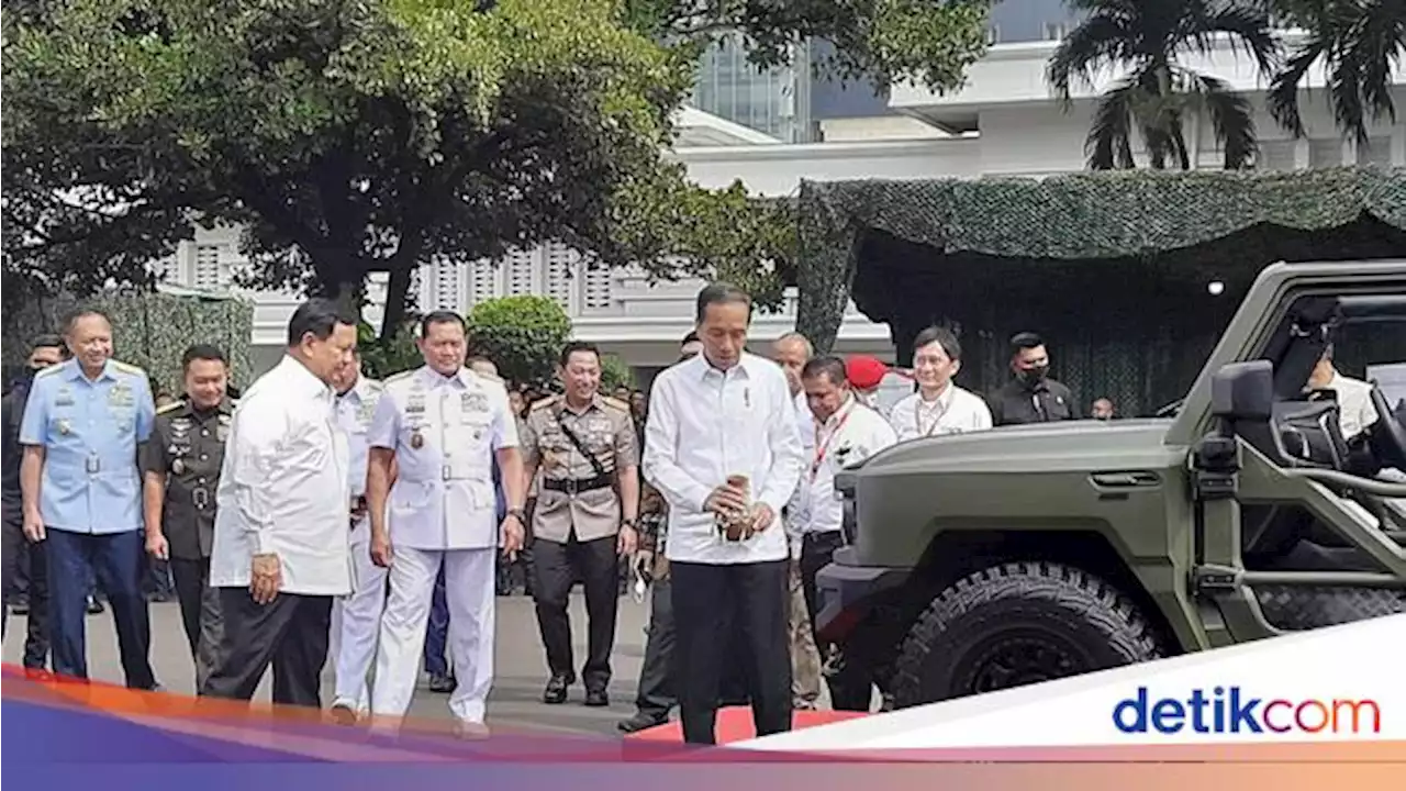 Pecah Kendi, Jokowi Resmikan Penamaan Kendaraan Maung Buatan Pindad