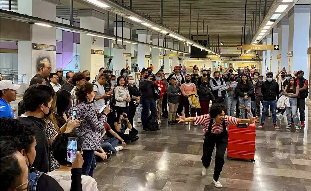 Flor Amargo cantó en la estación Zapata de Línea 12; esta vez no la sacaron