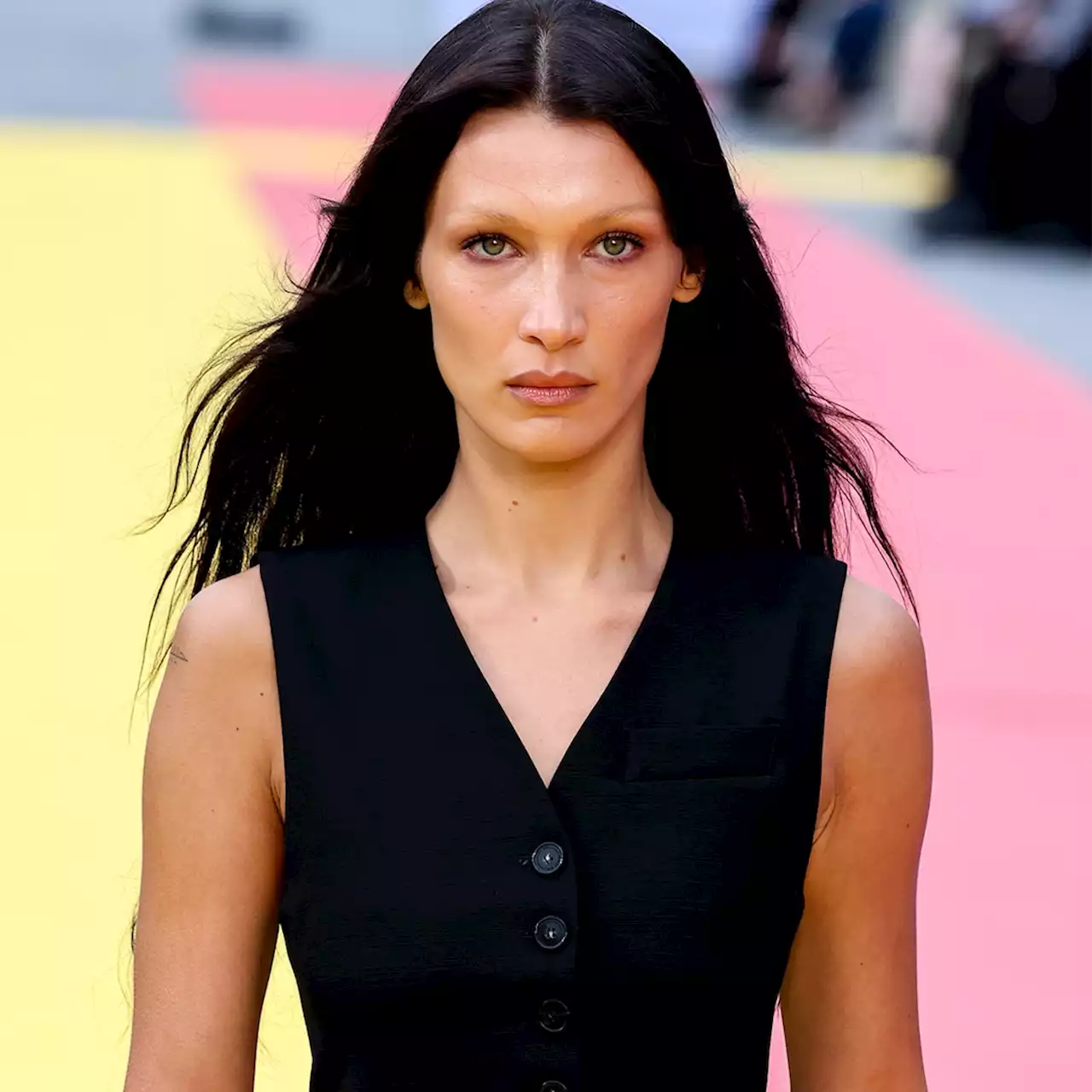 Bella Hadid Enters Her Marilyn Monroe Era With Bold Hair Transformation - E! Online