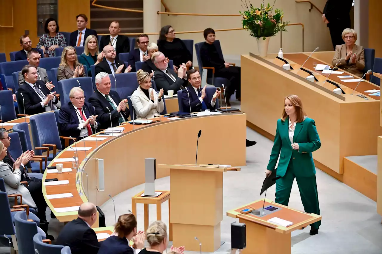 Här tackas Annie Lööf av som C-ledare