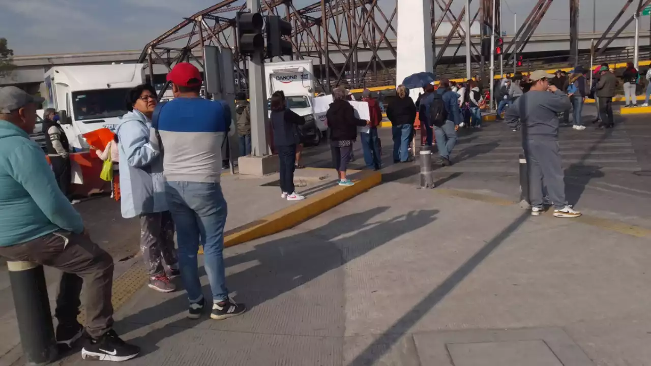 Vecinos cierran la Vía Morelos en Ecatepec: no hay servicio en las Líneas 2 y 4 del Mexibús