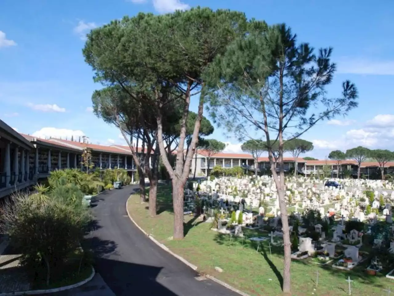 'Hanno perso le ceneri di mio padre': è bufera sul cimitero romano