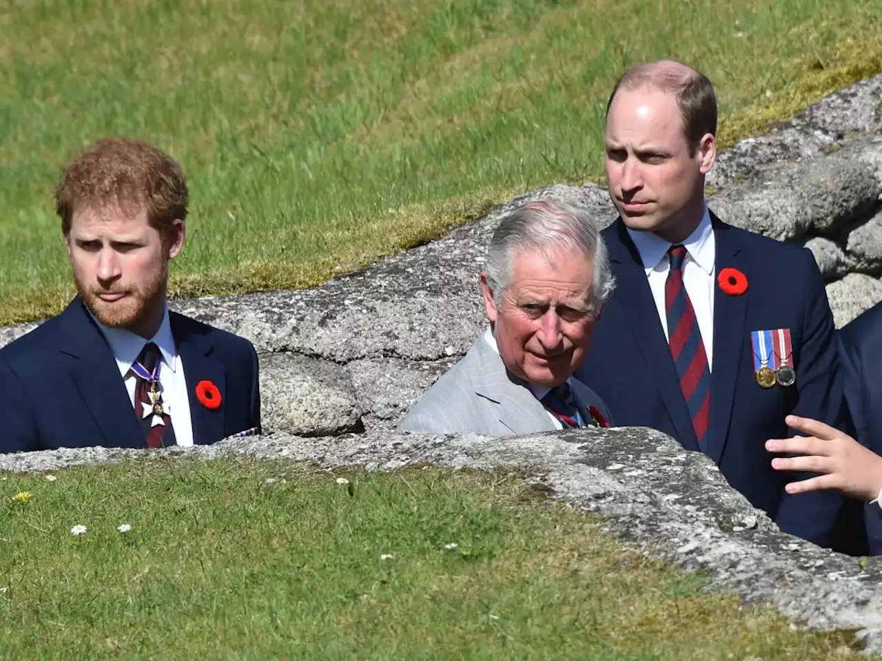 'Potrei scrivere un altro libro...'. Le minacce di Harry a Carlo e William