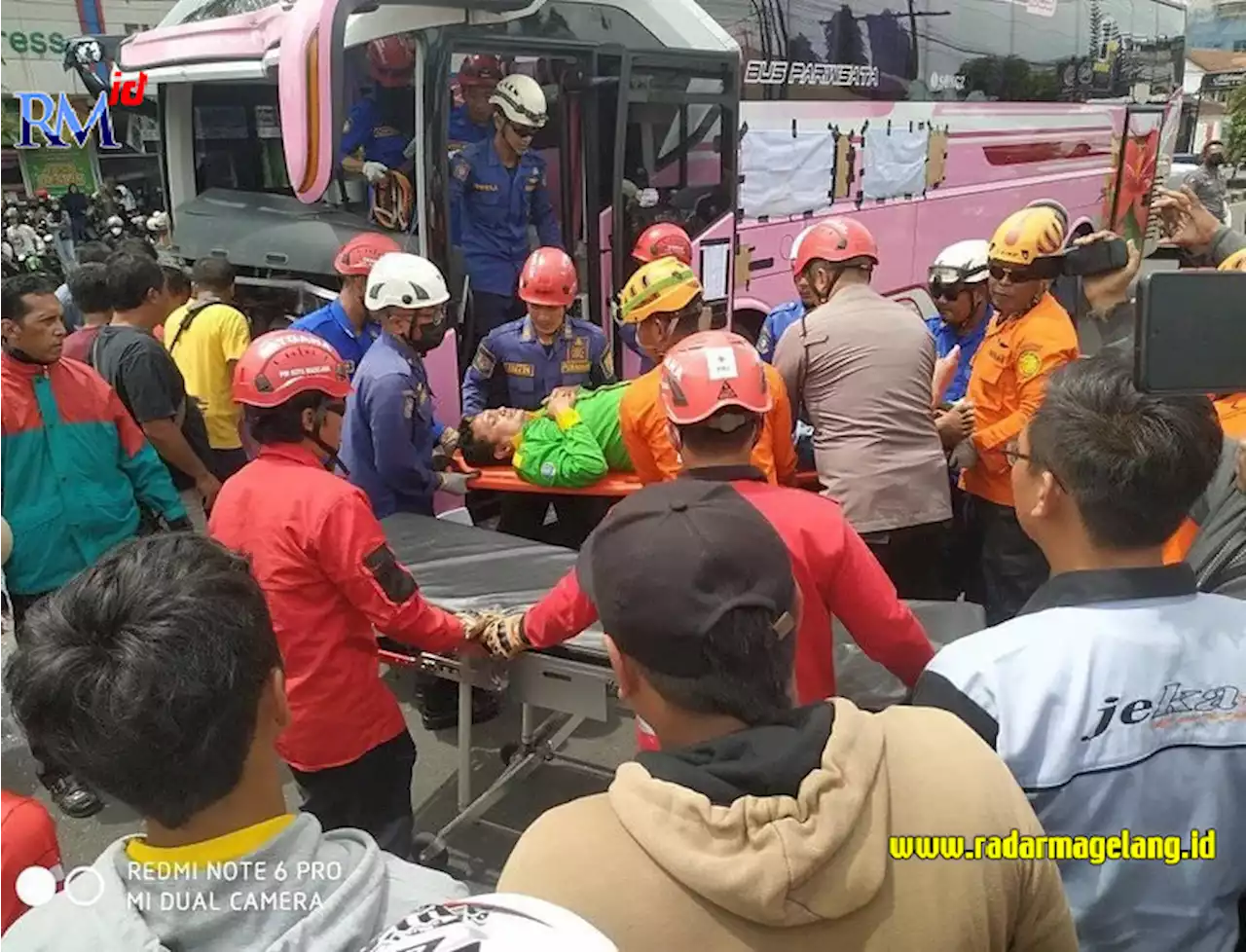 Kecelakaan Karambol, Sopir Bus Terjepit Kabin