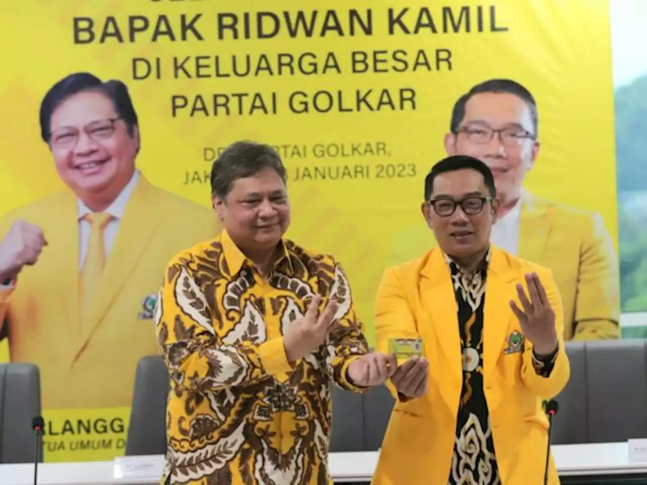 Resmi Gabung Partai Golkar, Gubernur Jabar Ridwan Kamil Pamer KTA