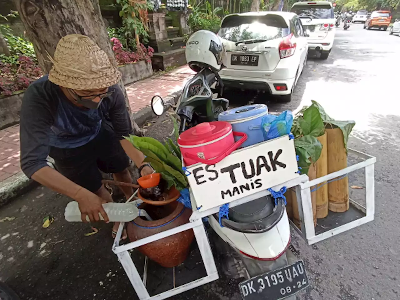 Sensasi Rasa Tuak Manis Jeriken Ala Made Wikan Priyan, Keliling Jajakan dengan Sepeda Motor