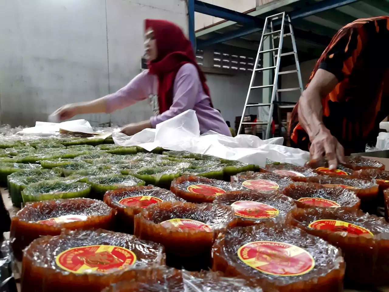 Menjelang Imlek, Permintaan Kue Keranjang Laris Manis di Kota Bandung